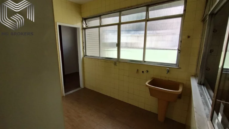 Imagem Imóvel Exclusivo na Tijuca: Apartamento com 4 Quartos, 2 Suítes, 3 Salas, 4 Vagas de Garagem e 160m² - Rio de Janeiro-RJ
