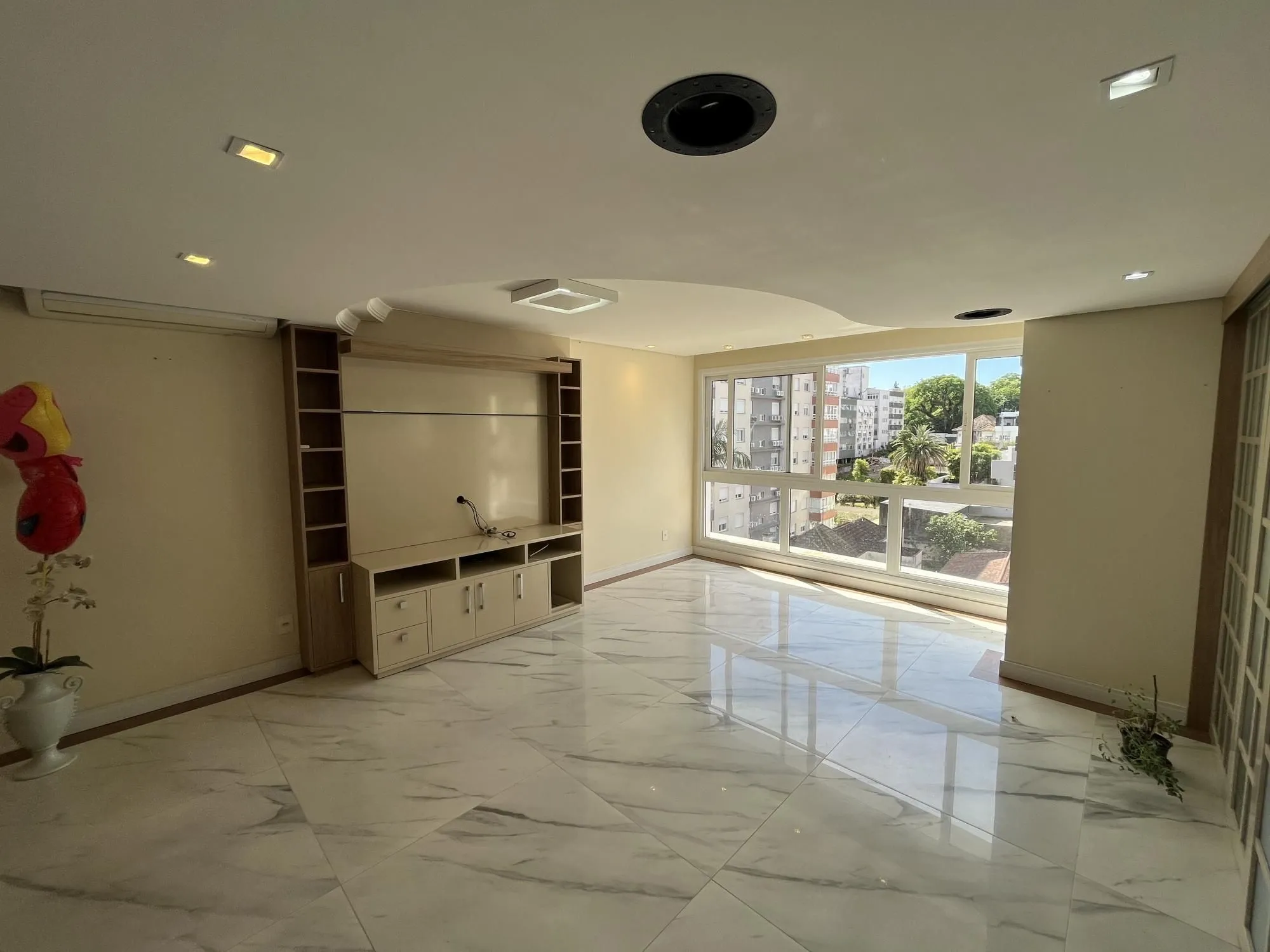 Imagem Apartamento de 3 quartos, suíte e 3 vagas de garagem no bairro Auxiliadora POA
