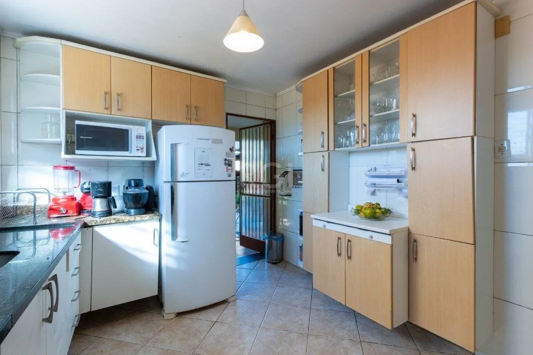 Imagem Sobrado com 345m² privativos, 3 suites, 2 vagas, churrasqueira. pátio com piscina - Bairro Cristal