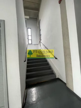 Imagem Galpão Comercial para Locação no Indaiá em Caraguatatuba-SP: 4 Salas, 4 Banheiros, 30 Vagas de Garagem, 875m² de Área.