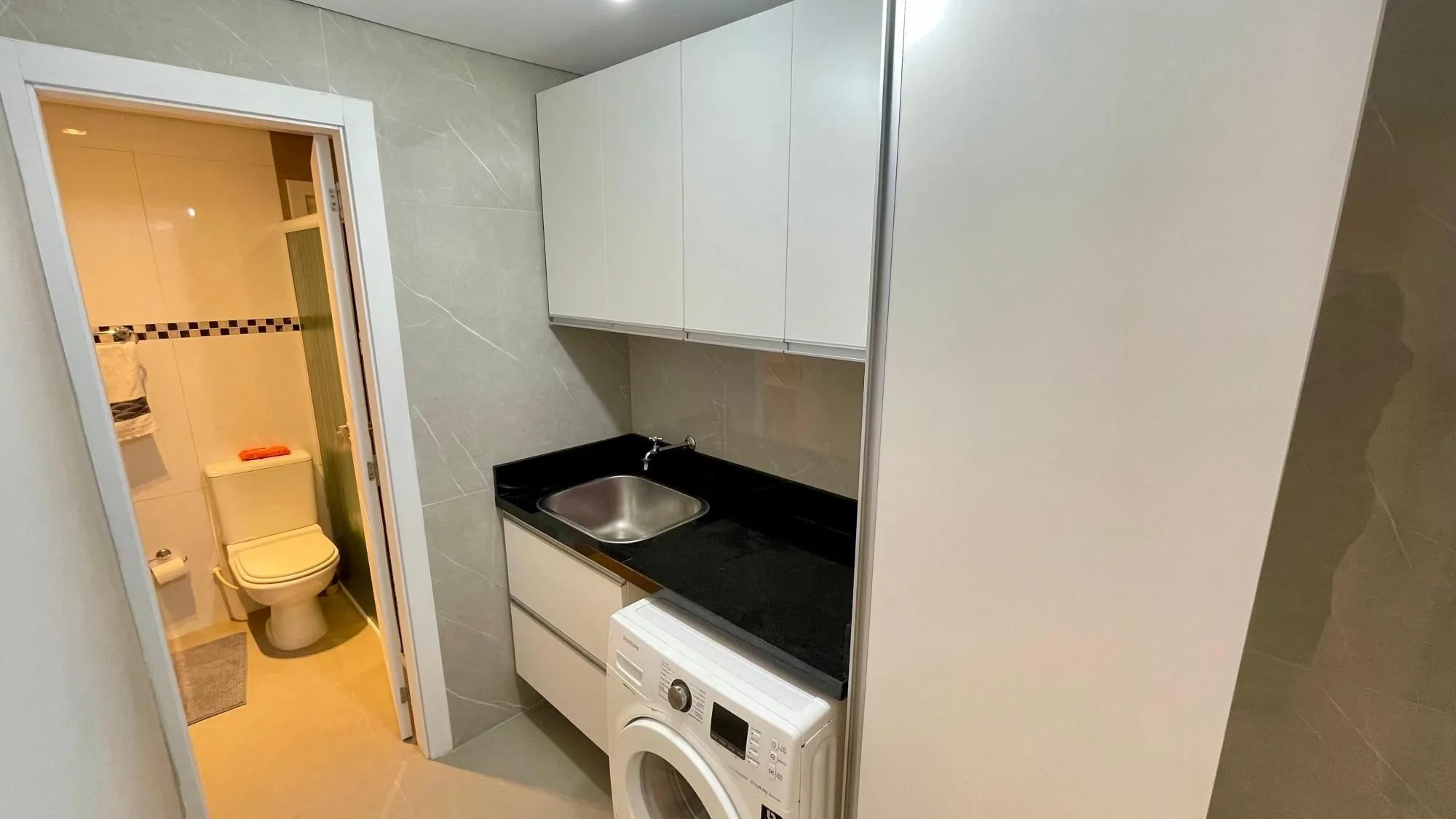 Imagem Casa térrea 100% mobiliada com 3 dormitórios, suíte, piscina e 3 vagas.