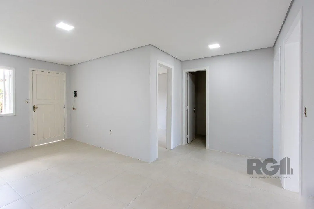 Imagem Casa no Bairro Hípica, 100% reformada, 2 dormitórios, 1 vaga de garagem.