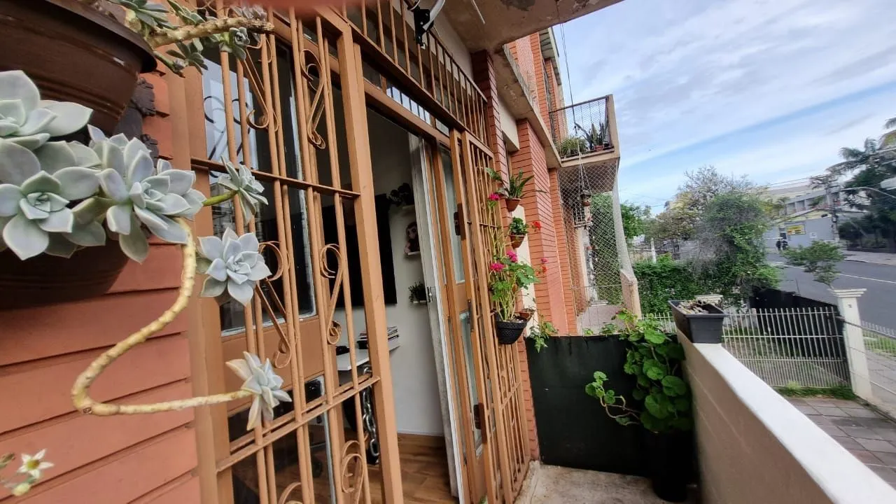 Imagem Aproveite o sol e a vista, apartamento para venda de frente com sacada, 2 dormitórios com 1 vaga no bairro Santana em Porto Alegre/RS.