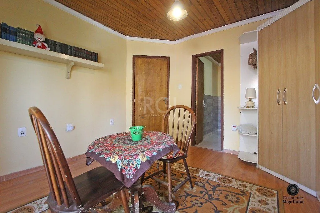 Imagem Casa para Venda - 300m², 6 dormitórios, sendo 1 suites, 3 vagas - Menino Deus