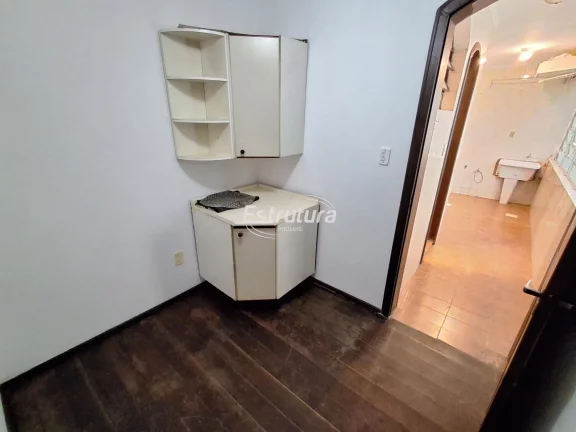 Apartamento semimobiliado de 3 dormitórios com suíte