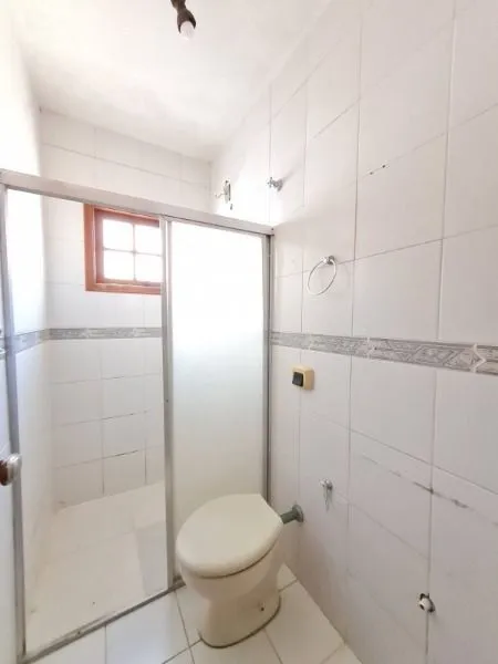 Imagem Casa de 3 dormitórios, apenas uma quadra da Av. Edgar Pires de Castro
