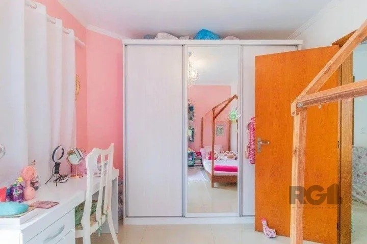 Imagem Casa em condomínio na zona sul, 3 quartos, suíte, lareira, churrasqueira, 2 vagas de garagem coberta.