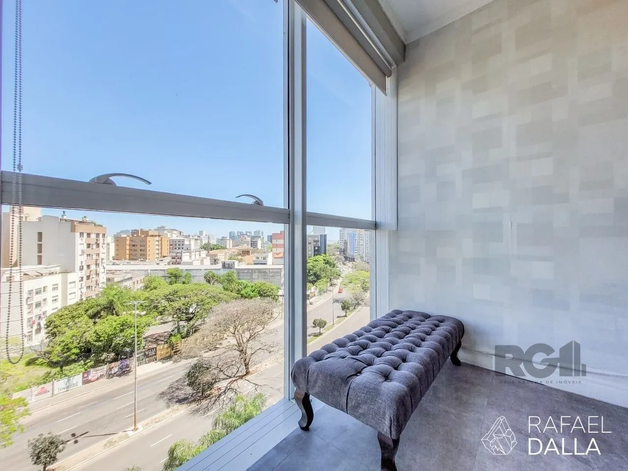 Imagem Sala comercial na Rua Loureiro da Silva, no bairro Cidade Baixa, pronta para atender às necessidades do seu negócio.