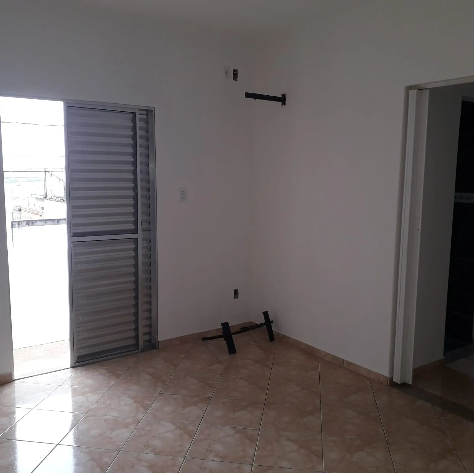 Imagem "Residência Confortável e Prática: Garagem Coberta, Três Dormitórios Aconchegantes, Sala Ampla, Cozinha Espaçosa e Mais! Descubra o Seu Novo Lar."