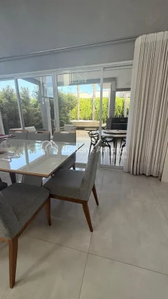 Imagem Casa Térrea para Locação no Condomínio Terras do Cancioneiro - Paulínia/SP

Ao entrar, o imóve...