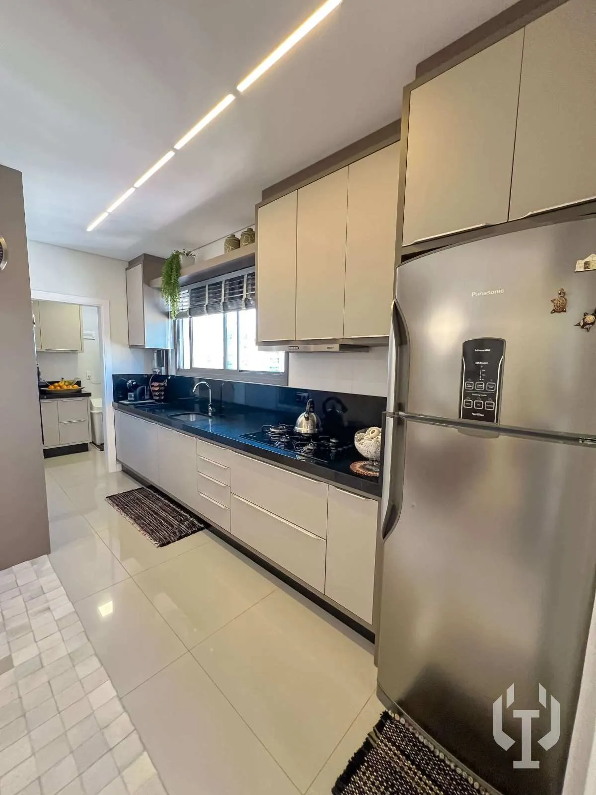 Imagem Apartamento mobiliado de 3 suítes e 2 vagas de garagem no Centro de Itapema