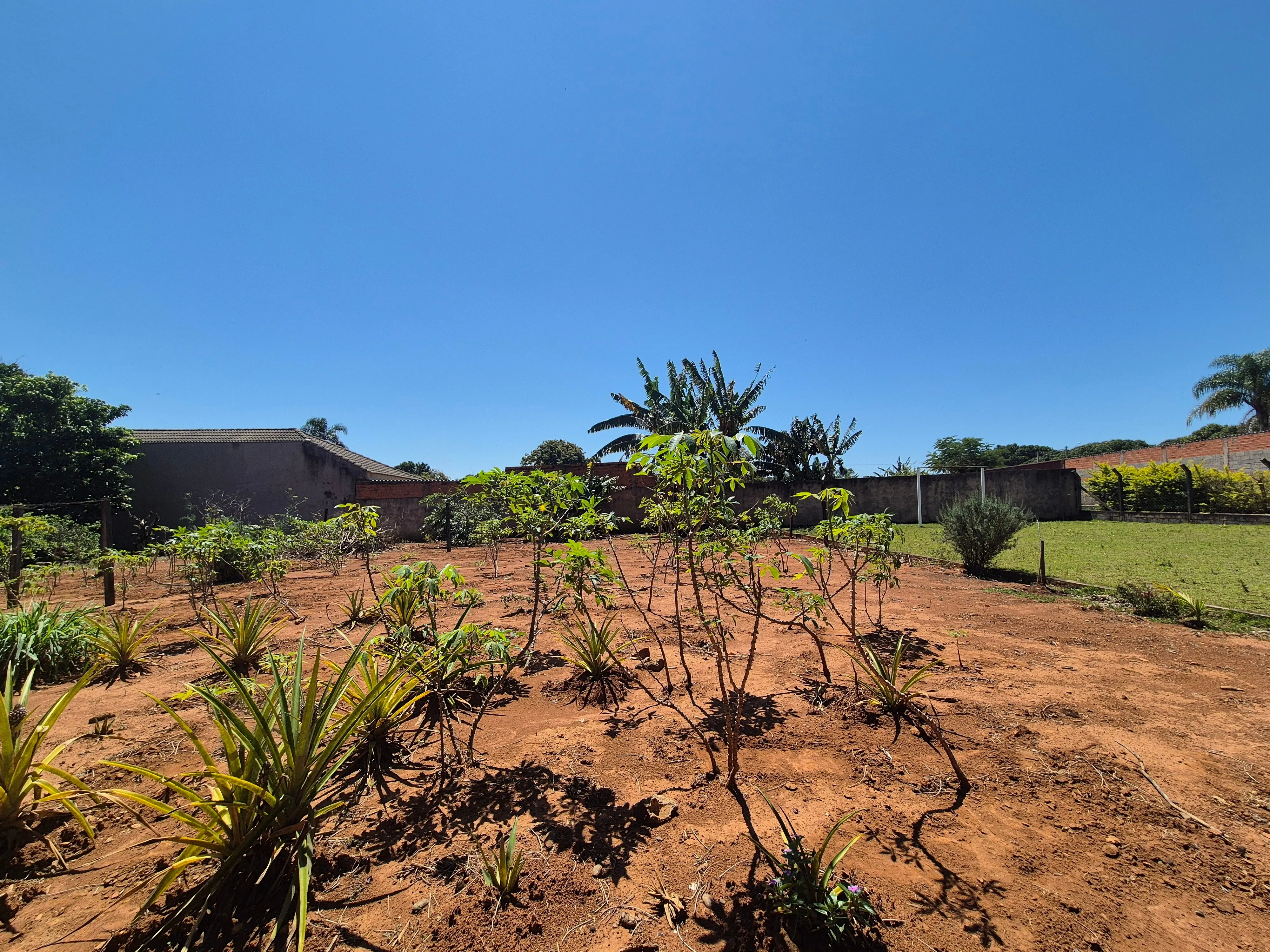 Imagem Chácara de esquina | Condomínio Arco-Íris - Salto de Pirapora | 2.000 m² de terreno | 230 m² de área construída | 3 dormitórios, sendo 1 suíte | Campo