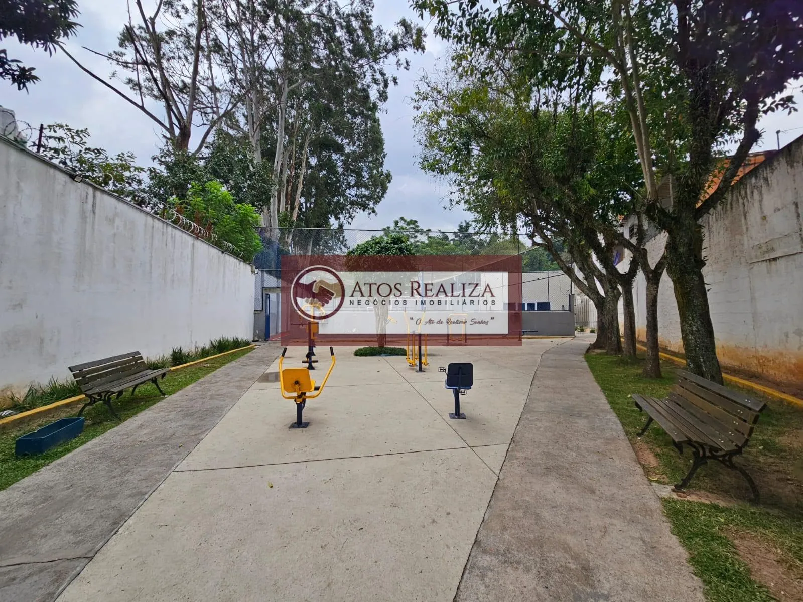 Imagem Casa à venda em condomínio fechado na região de Campo Grande, São Paulo | 2 dorms, 2 vagas paralelas, corredor lateral.