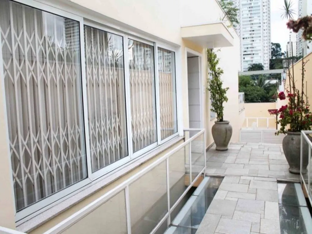 Imagem Sobrado de Luxo no Campo Belo: 3 Quartos, 3 Suítes, 6 Banheiros, 10 Vagas de Garagem e 682m² - São Paulo-SP
