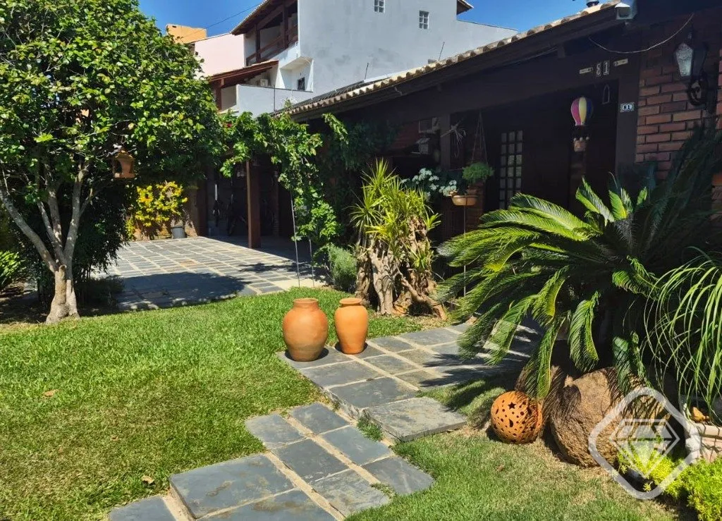 Imagem Casa em dois terrenos no bairro Guarujá, localizada em rua silenciosa, com excelente orientação s...