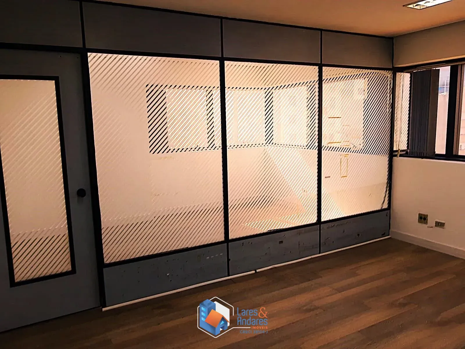 Imagem SALA À VENDA COM 47 M², NO 13º ANDAR, C/2 WC E 1 VG C/ MANOBRISTA - PERDIZES - SP