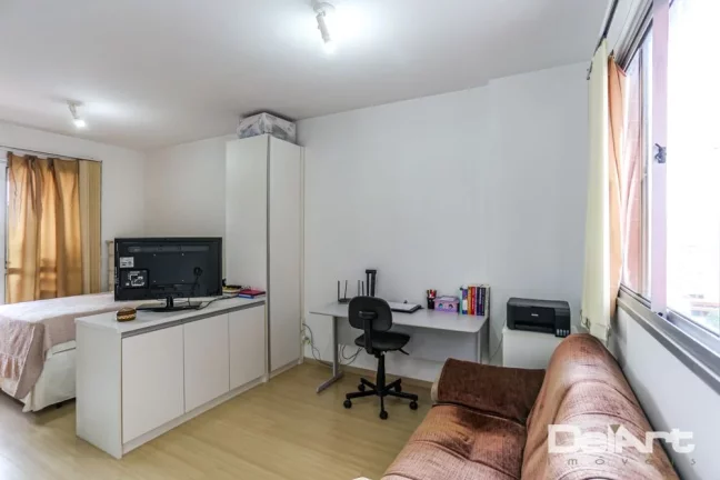 Imagem Stúdio residencial c/ sacada - 01 quadra do Shopping Curitiba - andar alto - 35,05m2 privativos - Semi-mobiliado - R$ 370.000,00.