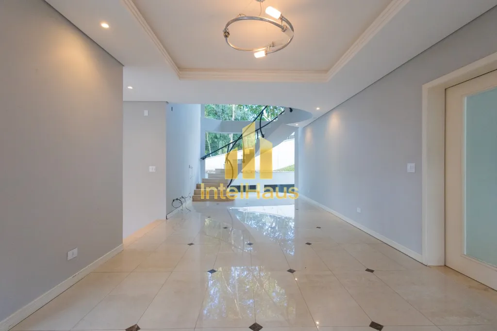 Imagem Esta residência de 487 m² no Campo Comprido é uma oportunidade estratégica para quem busca ampli...