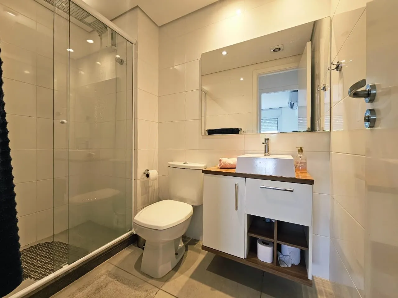 Imagem Apartamento mobiliado, 2 dormitórios, com vaga escriturada - Cidade Baixa