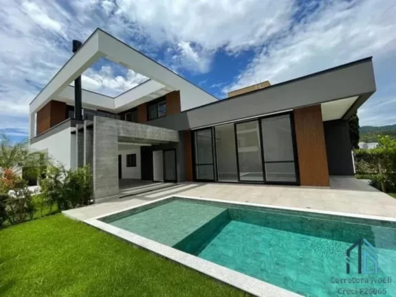Foto do imóvel Casa a venda, Alto padrão, 04 suítes, piscina, no centro de Camboriú SC