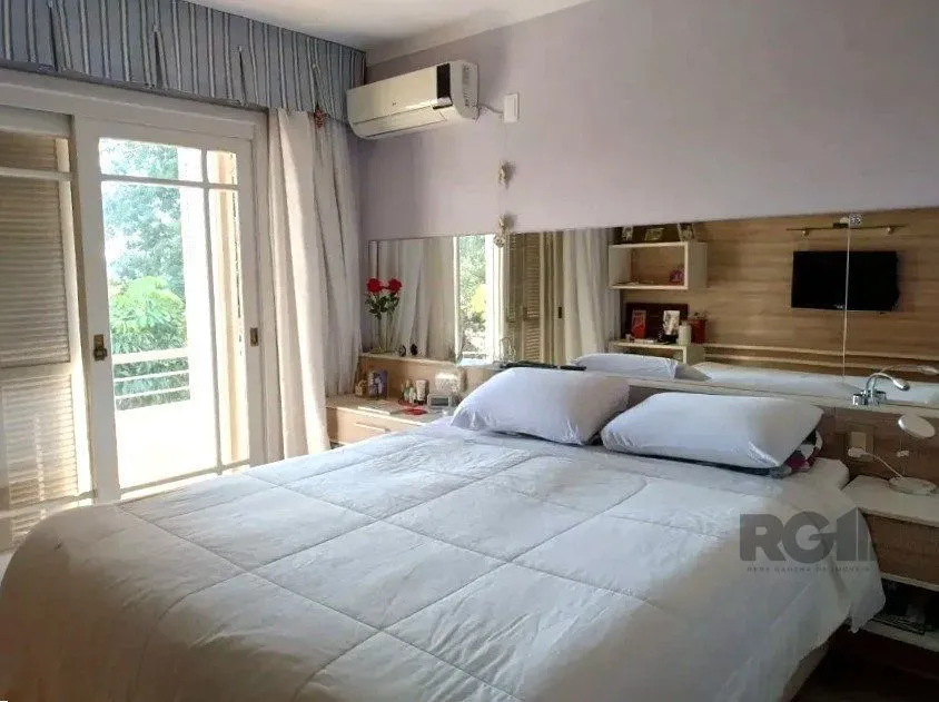 Imagem Casa de 307m² - 3 dormitórios, piscina, 4 vagas no bairro Espírito Santo