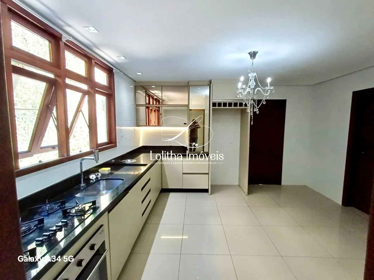 Imagem CASA À VENDA COM 5 QUARTOS NO BAIRRO ABRAÃO - FLORIANÓPOLIS/SC.
