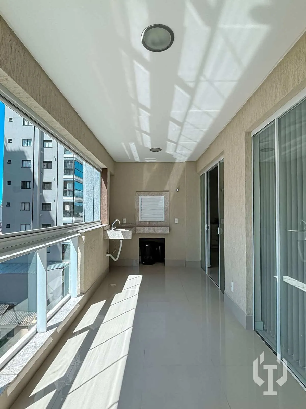 Imagem Apartamento com 3 dormitórios e 2 vagas de garagem em Meia Praia