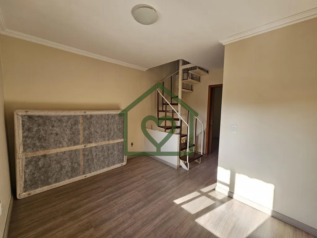 Imagem Casa em condomínio reformada e semimobiliada, com vaga para até 04 carros.

Térreo com living de ...