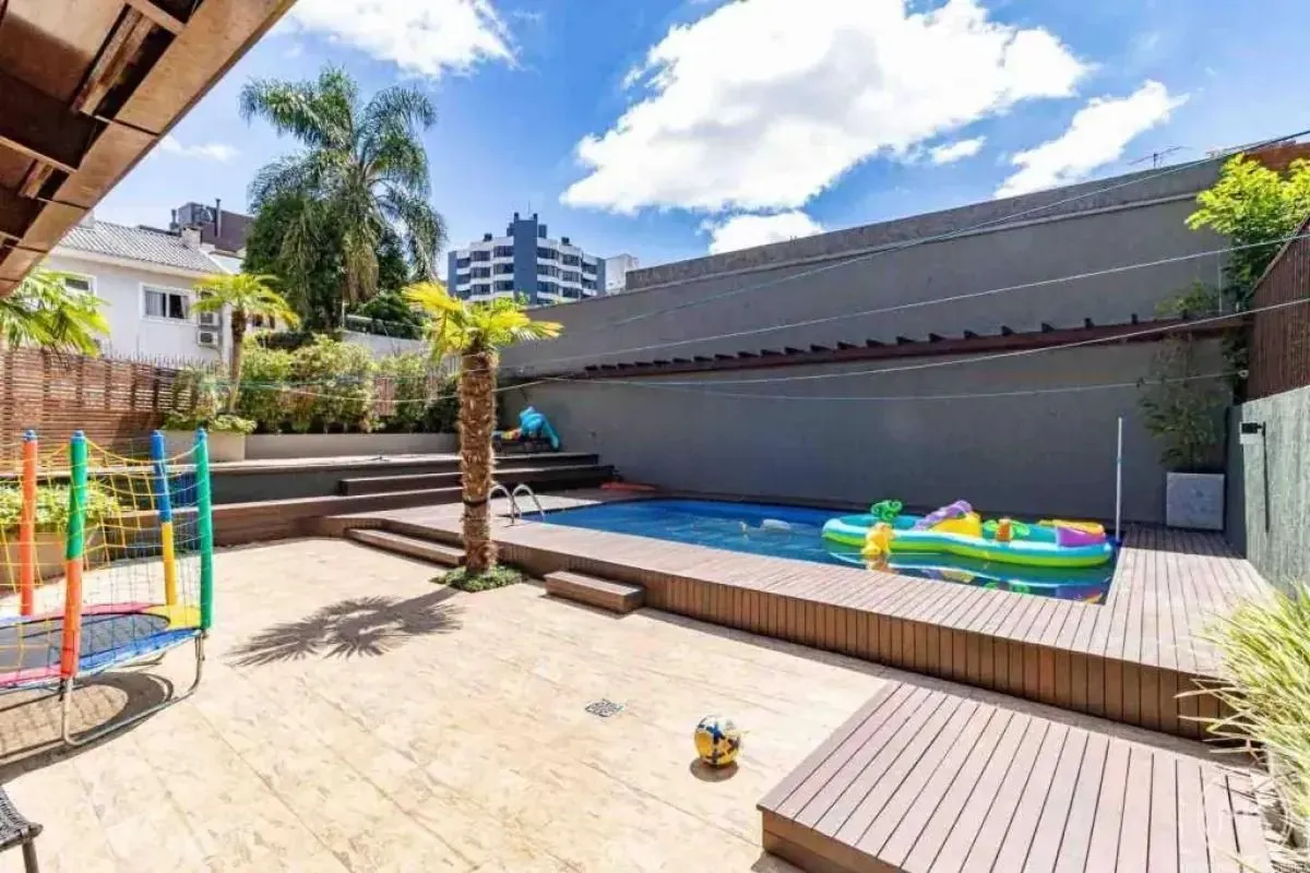 Imagem Casa com 4 dormitórios, suíte, piscina e 4 vagas.