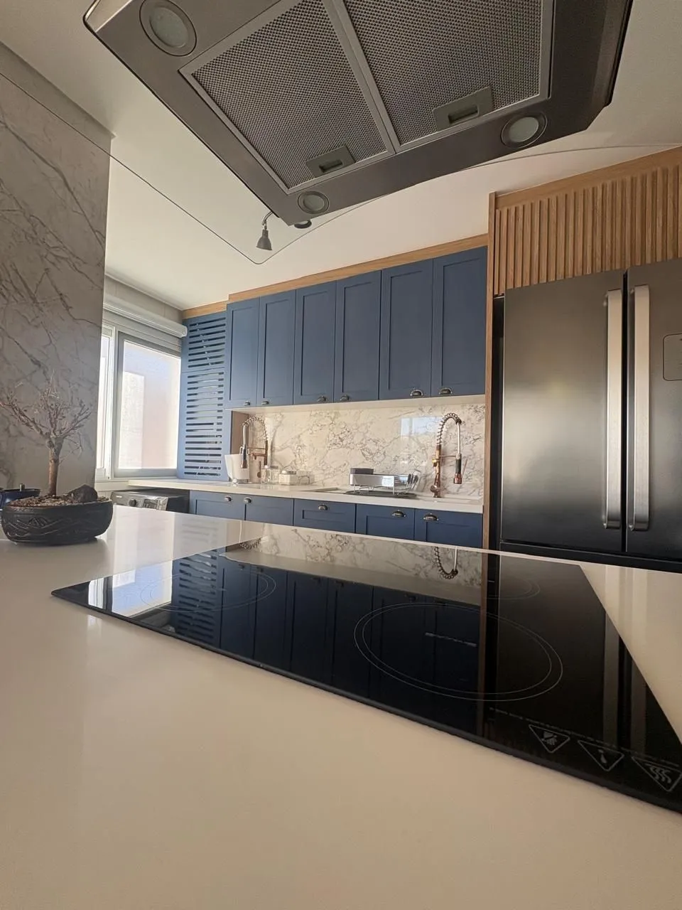 Imagem Apartamento à venda no Bairro Tristeza - Mobiliado. Lindo apartamento de 3 dormitórios, transformado em 2 dormitorios, sendo 1 suíte, com excelente distribuição dos ambientes.