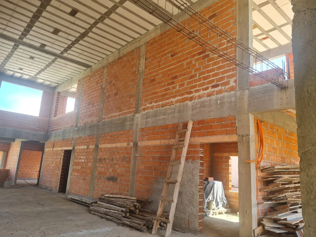 Imagem Casa em Construção no Condomínio Fazenda Alta Vista - 752m² de Área Construída e 6 Suítes