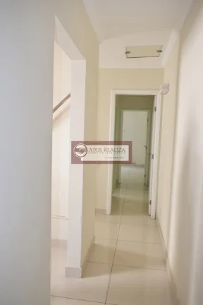 Imagem Sobrado no Jardim Umuarama com 4 quartos, sendo 2 suítes, sala de estar, lavabo, sala de jantar, cozinha e ampla copa. Piso em porcelanato, tanto no térreo como no andar superior. Armários nos quartos e cozinha. Home office/edícula completa, lavanderia, e