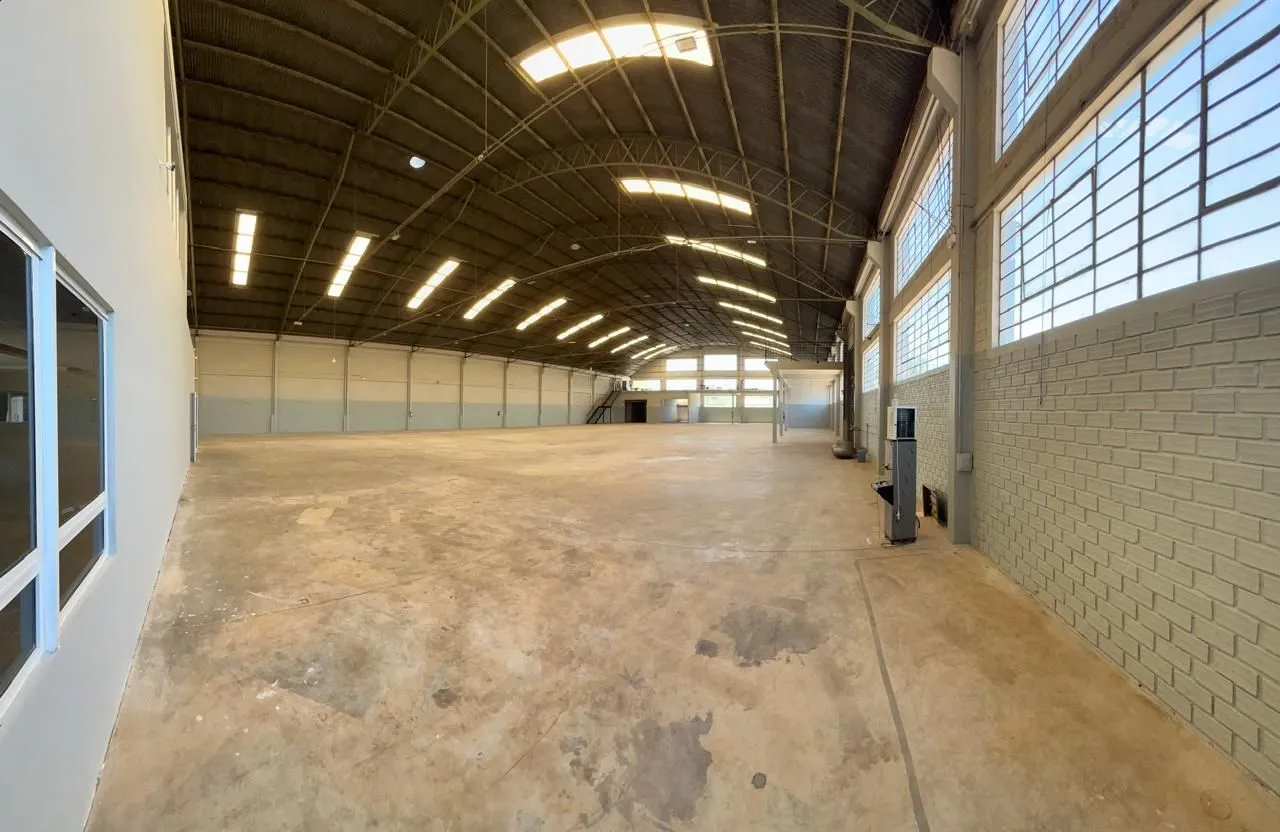 Imagem MÁFFER IMÓVEIS ALUGA - OPORTUNIDADE COMERCIAL IMPERDÍVEL! Localização estratégica: Próximo ao Aeroporto Salgado Filho, com fácil acesso logístico e viário. Área total: 3.351,30 m² Amplo estacionamento: Espaço para automóveis, motos e caminhões ️ Pavilhão 