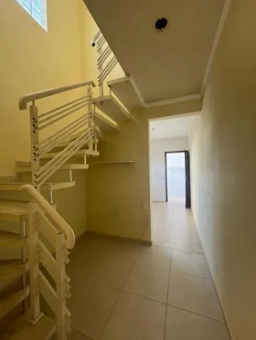 Imagem VENDA DE SOBRADO NO JORDANÓPOLIS, EM ARUJÁ/SP, 150m² com 2 suítes, sala de estar, quintal, edícula com banheiro e garagem para 2 autos. CONSULTE-NOS.