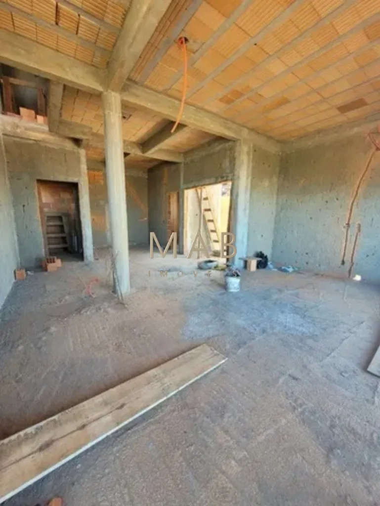 Imagem Espetacular casa à venda em Florianópolis-SC, no bairro Ingleses! 3 quartos sendo 2 suítes, 3 salas, 4 banheiros, 3 vagas de garagem, 326,00m².