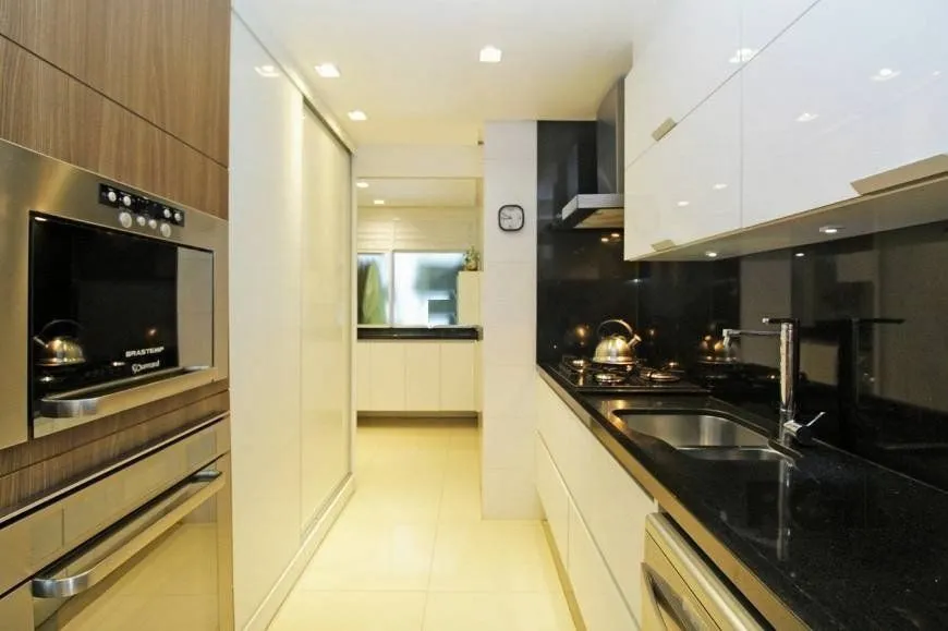 Imagem EXCELENTE OPORTUNIDADE! 120m2, 2 VAGAS, ANDAR ALTÍSSIMO COM VISTA PARA AEROPORTO! Apartamento 3 dormitórios (sendo 1 suíte)