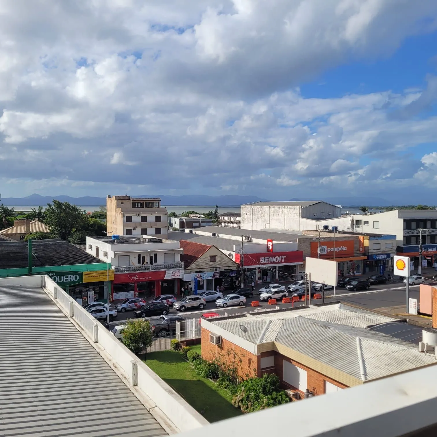 Imagem Apartamento com terraço, sacada, churrasqueira, 1 dor no Centro de Tramandaí