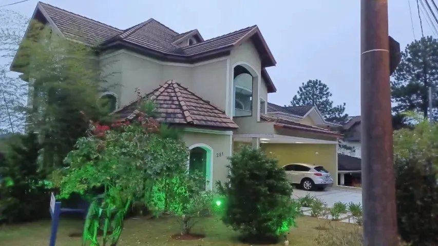 Imagem Luxuosa casa em condomínio à venda em Santana de Parnaíba, São Paulo-SP: 4 quartos, 2 suítes, 3 salas, 5 banheiros, 6 vagas, 480m².
