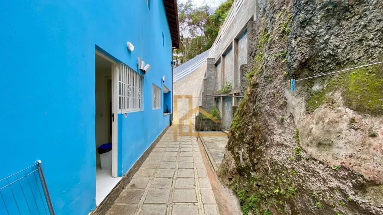 Imagem Casa com 5 dormitórios sendo 2 suítes à venda, 220 m² por R$ 990.000 - Golfe - Teresópolis/RJ