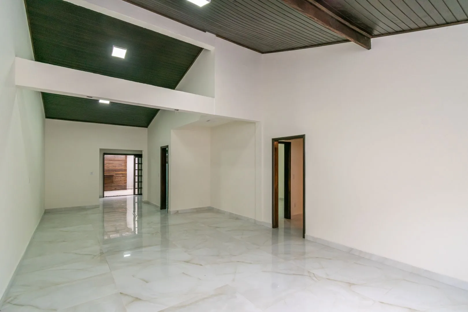Imagem Casa sobrado no bairro Cristal de 3 dormitórios e 3 vagas DESOCUPADA