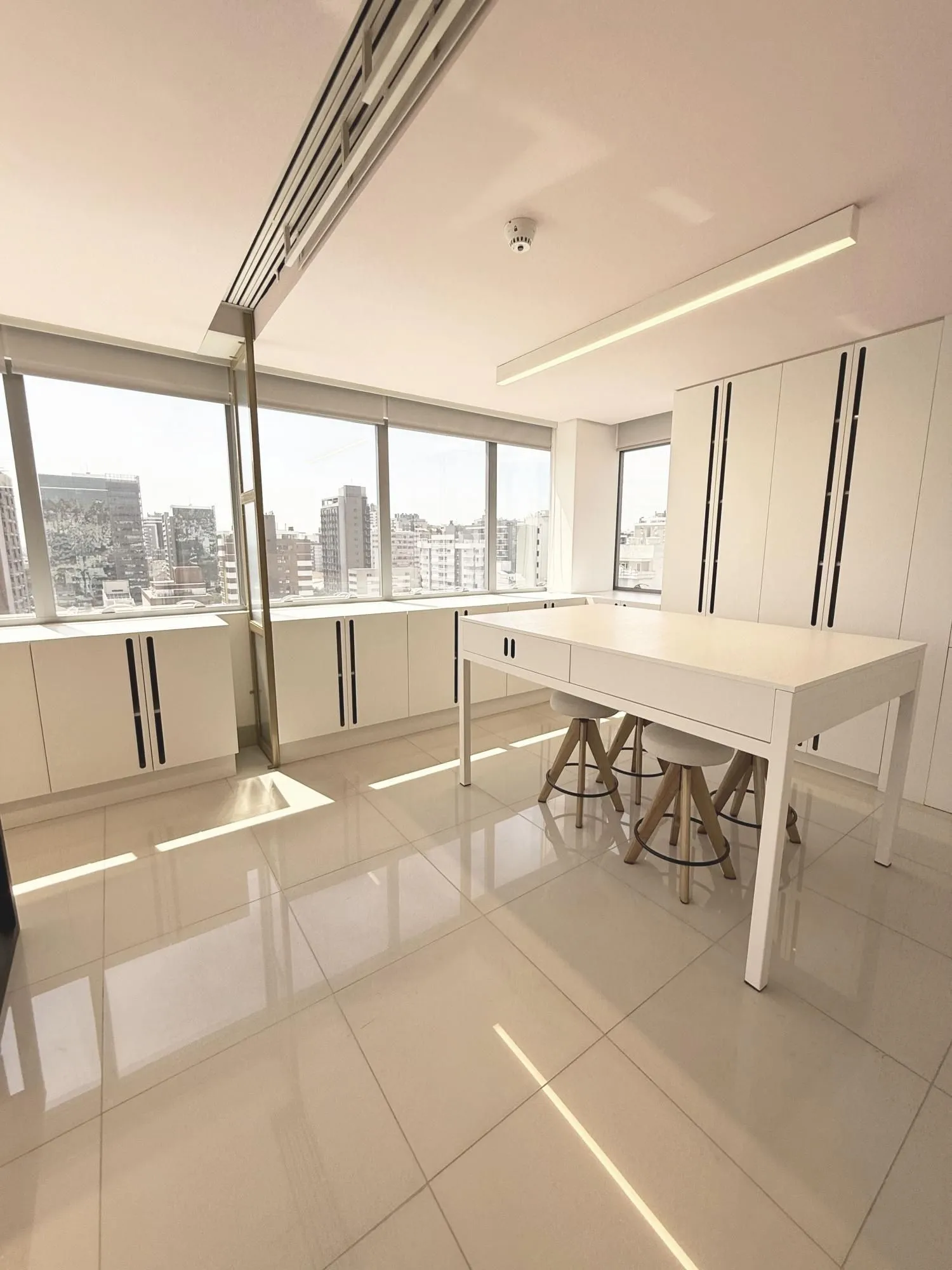 Imagem MÁFFER IMÓVEIS Sala comercial no bairro Auxiliadora, em ponto estratégico na Rua Eudoro Berlink, nº 354, região nobre de Porto Alegre, próxima às Avenidas Mariland e 24 de Outubro.