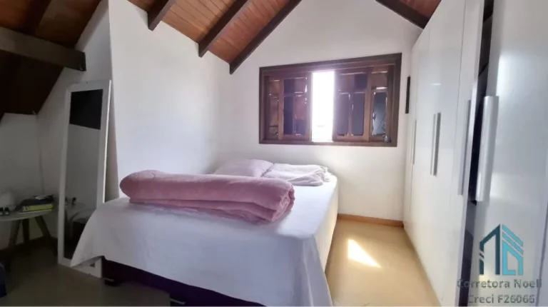 Imagem Sobrado 04 quartos c/ suíte de esquina três pavimentos, ótima localização região tranquila no Hauer, Curitiba. PR
