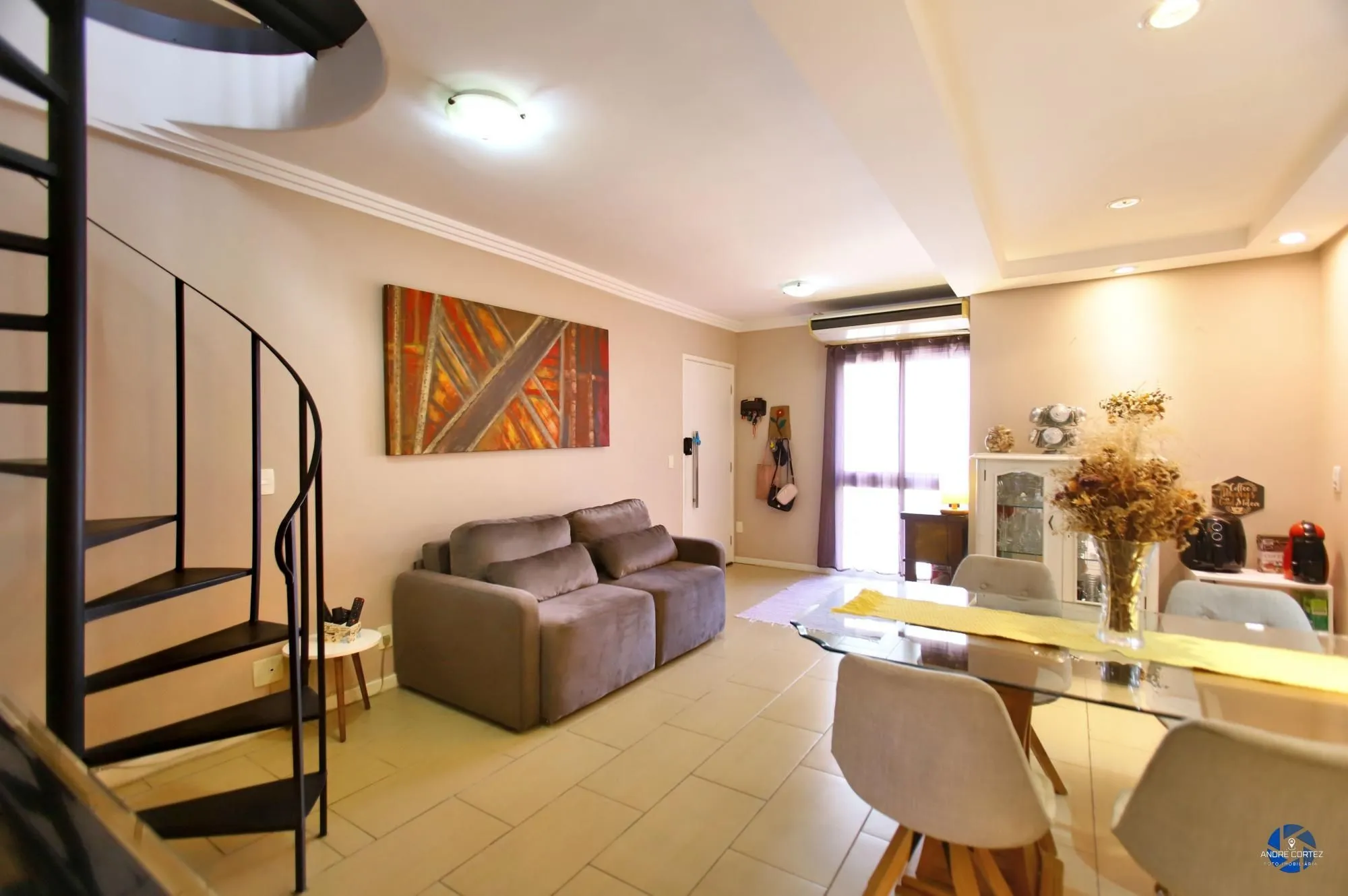 Imagem Vende cobertura: Piso inferior: 03 dormitórios, 02 banheiros, living 2 ambientes, cozinha americana.