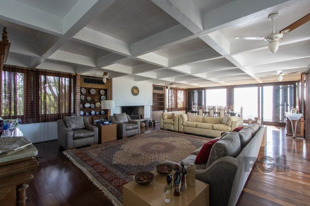 Imagem Casa com 724 m² privativos, 4 dormitórios sendo 4 suítes, 6 vagas sendo 3 cobertas