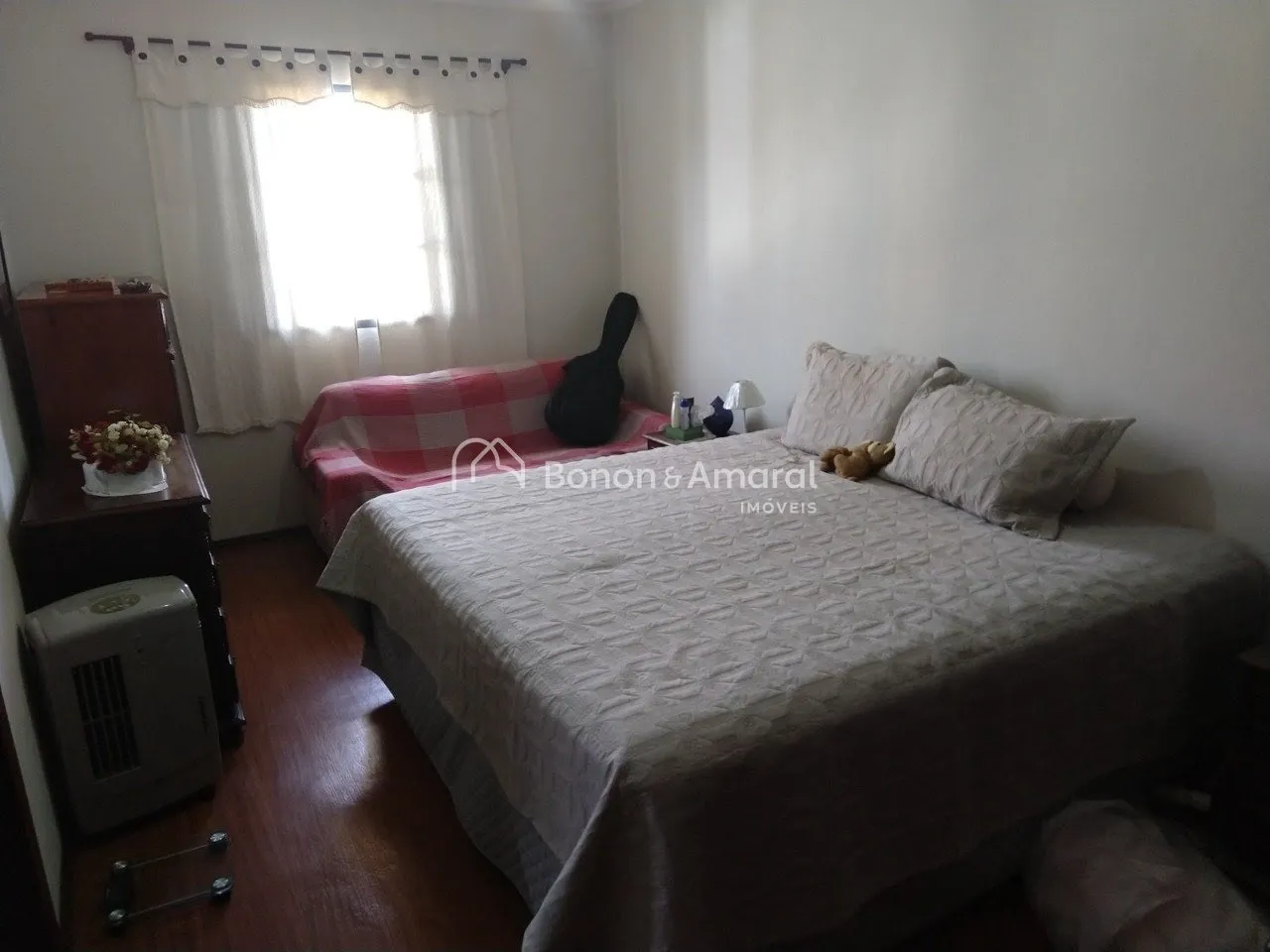 Imagem Casa com 4 Quartos e 3 banheiros à Venda, 400 m² no Jardim Chapadão