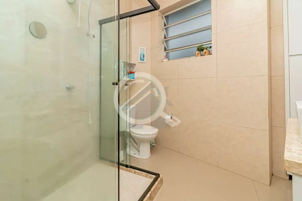 Imagem Descubra o charme deste apartamento totalmente reformulado, localizado no vibrante bairro de Petróp...