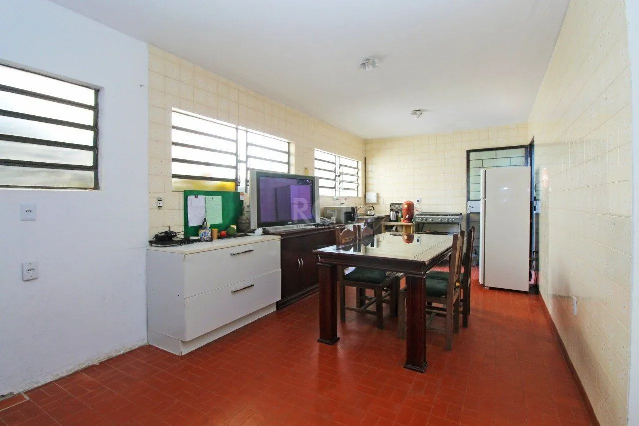 Imagem Casa 5 dormitórios, 1 suíte, 2 vagas de garagem, no bairro Camaquã, Poa/RS.