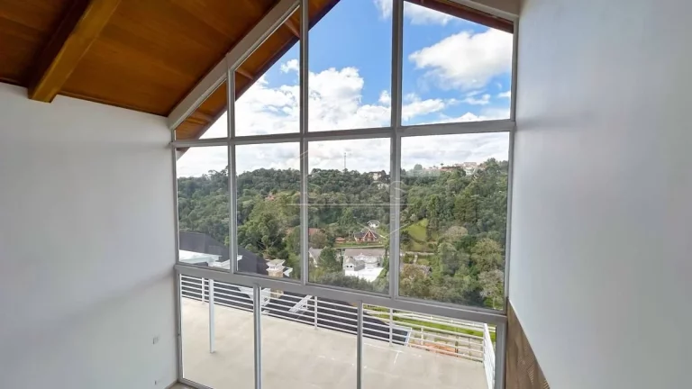 Imagem Residência com Arquitetura Imponente e Vista Permanente