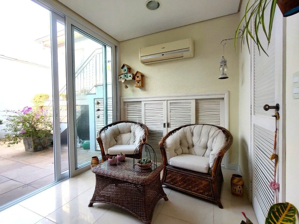 Imagem Casa com 4 dormitórios, espaço gourmet e terraço na Zona Norte de Porto Alegre