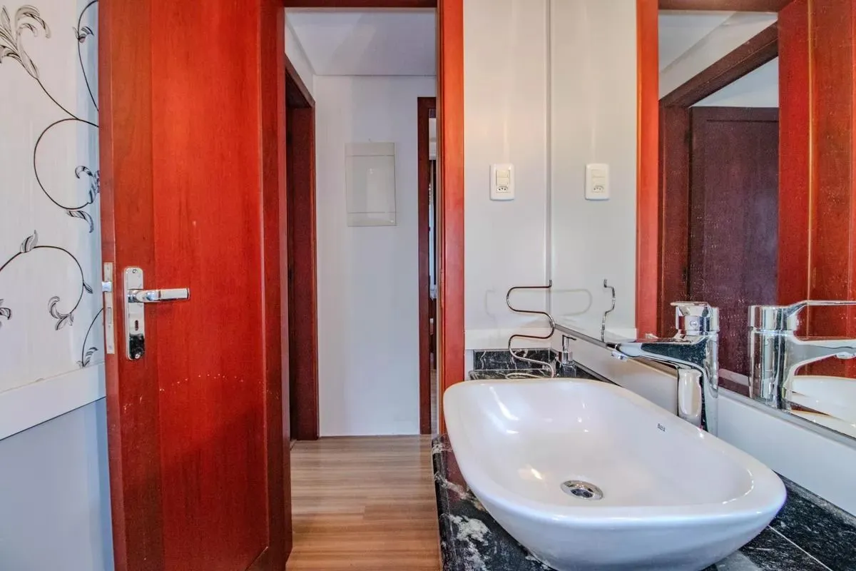 Imagem Casa à venda com 173m², 2 quartos e 3 vagas no bairro Vila Ipiranga- Porto Alegre/RS